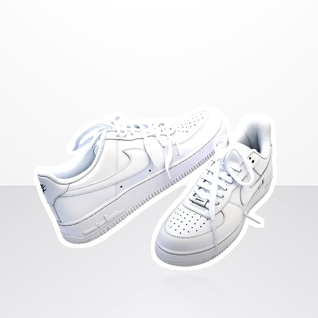Paire de sneakers photographiée sur fond studio blanc, semelles et profil visibles